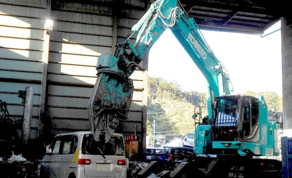 自動車解体作業の現場写真