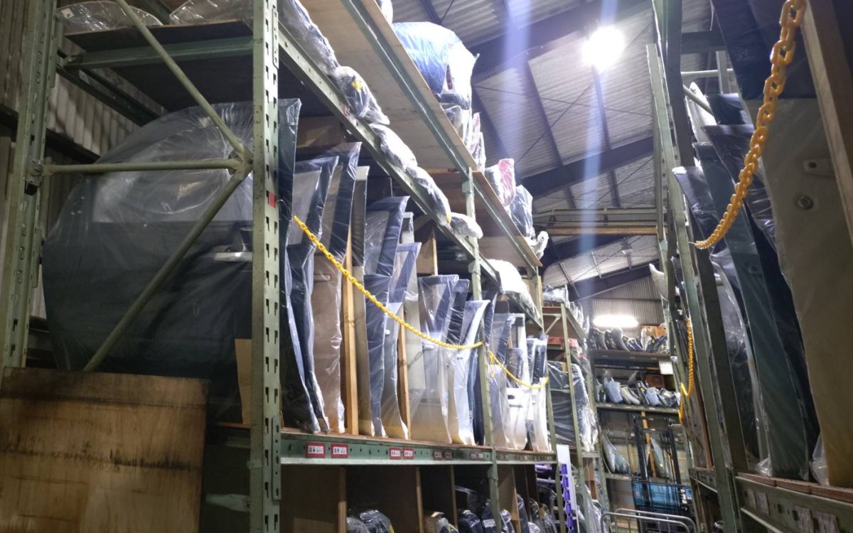 中古部品販売の作業風景