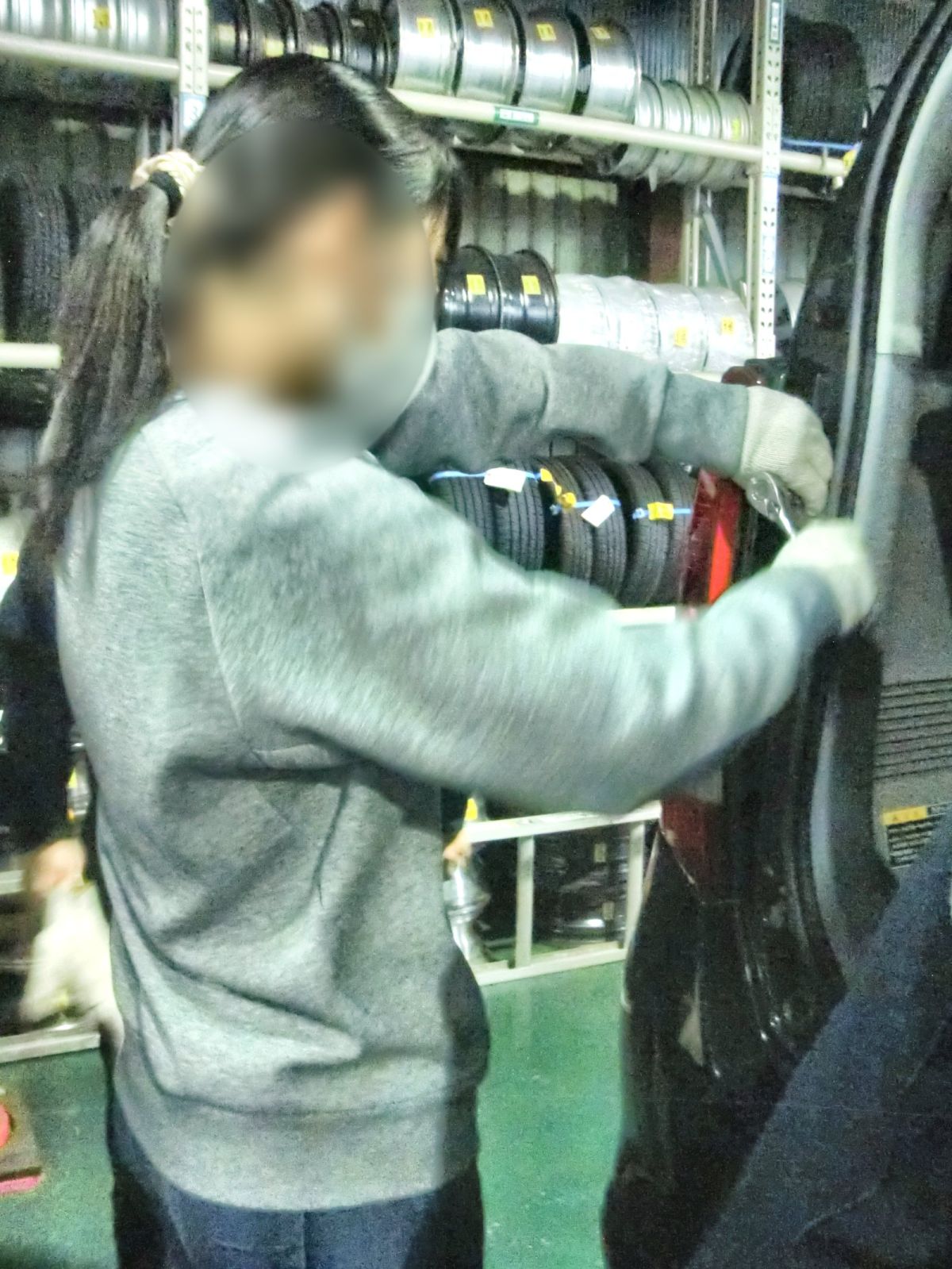 棚から部品を選び出す作業
