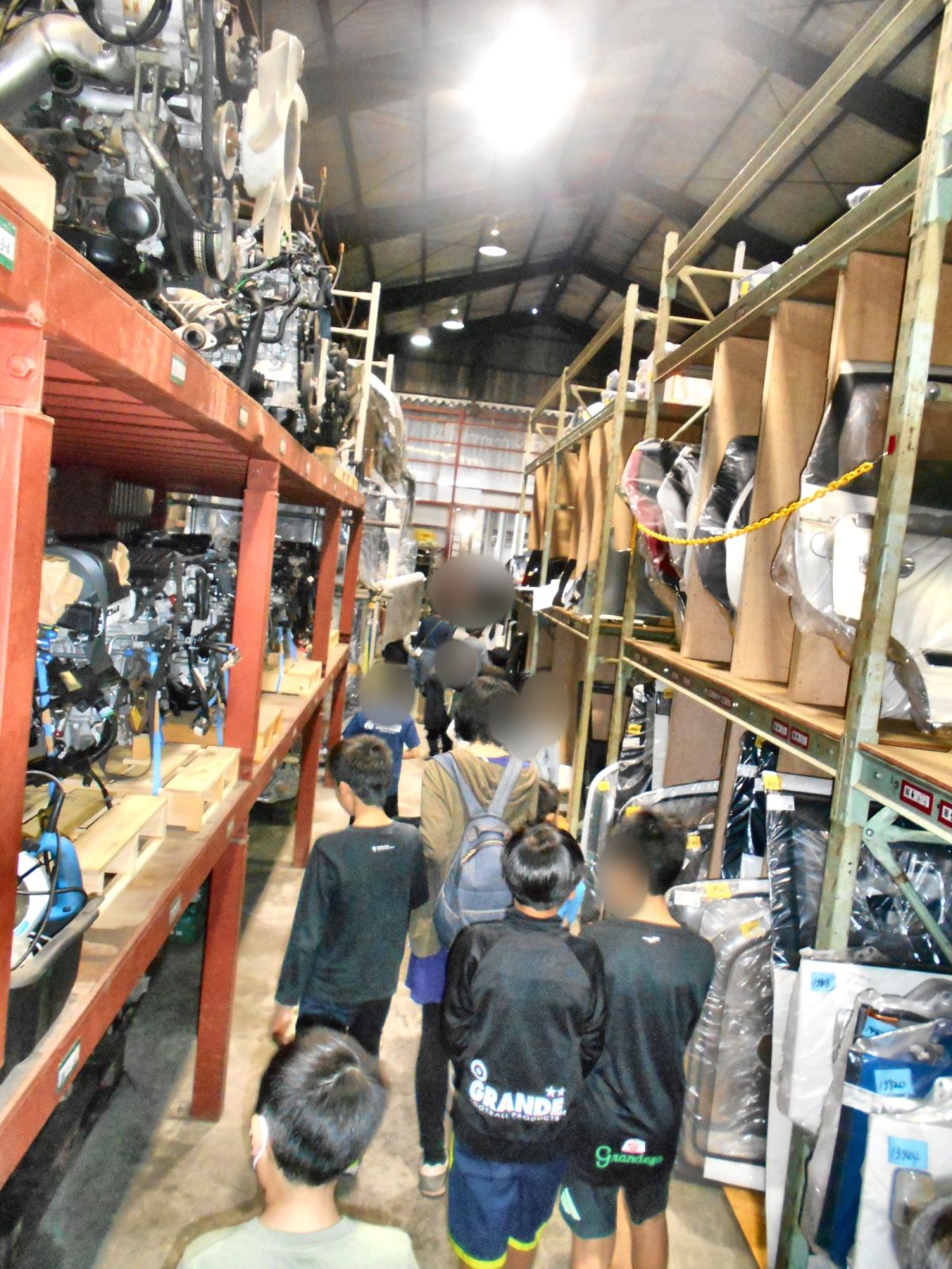 中古部品の倉庫を見学する様子