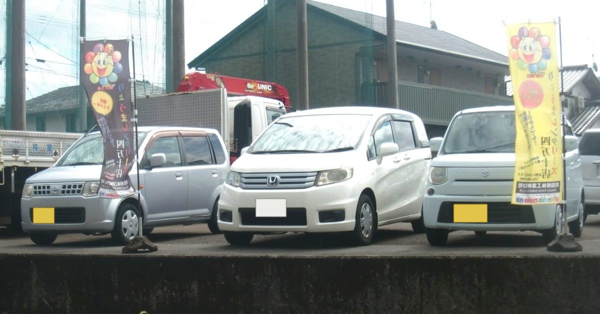 中古車両販売の作業風景